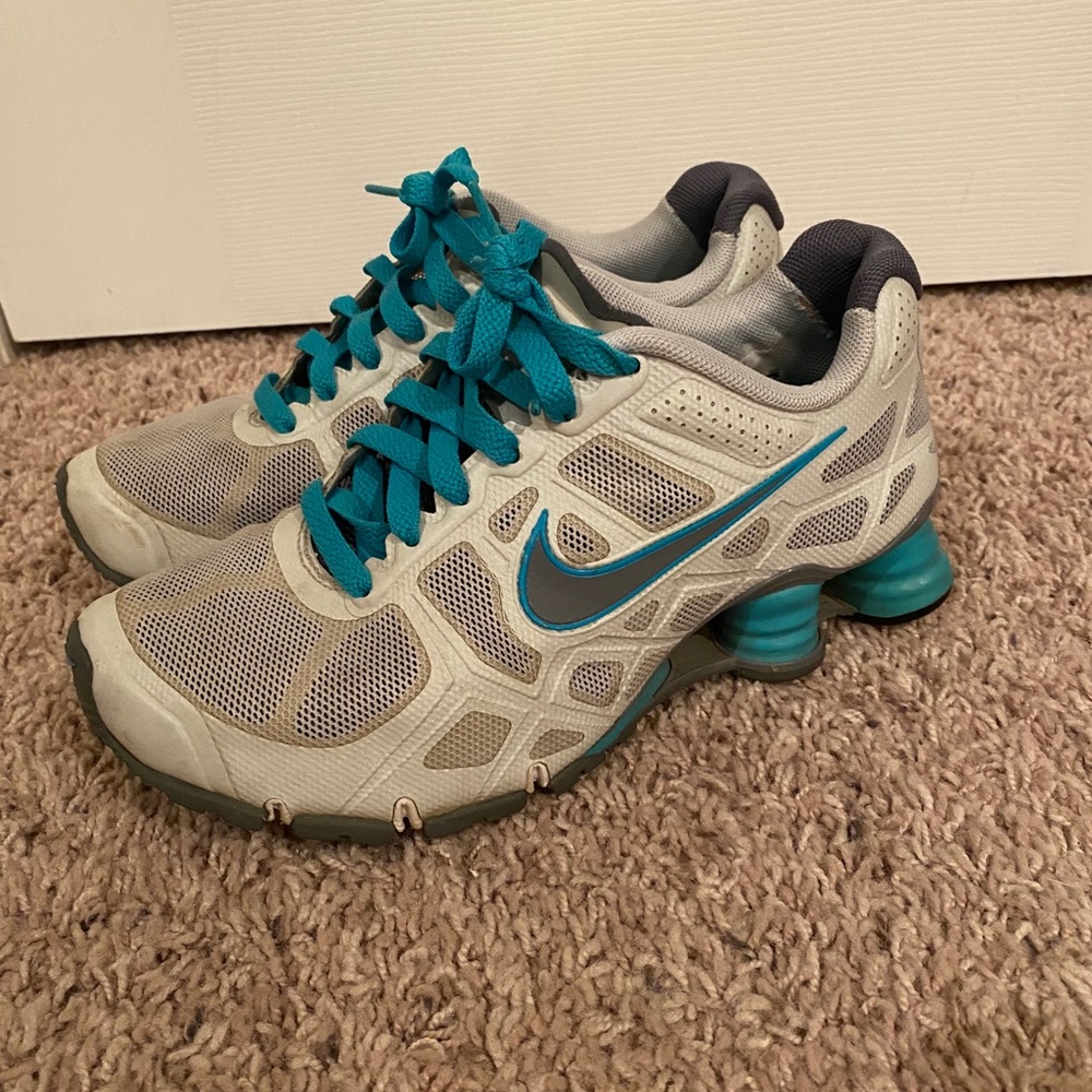 Women’s Nike tennis shoes